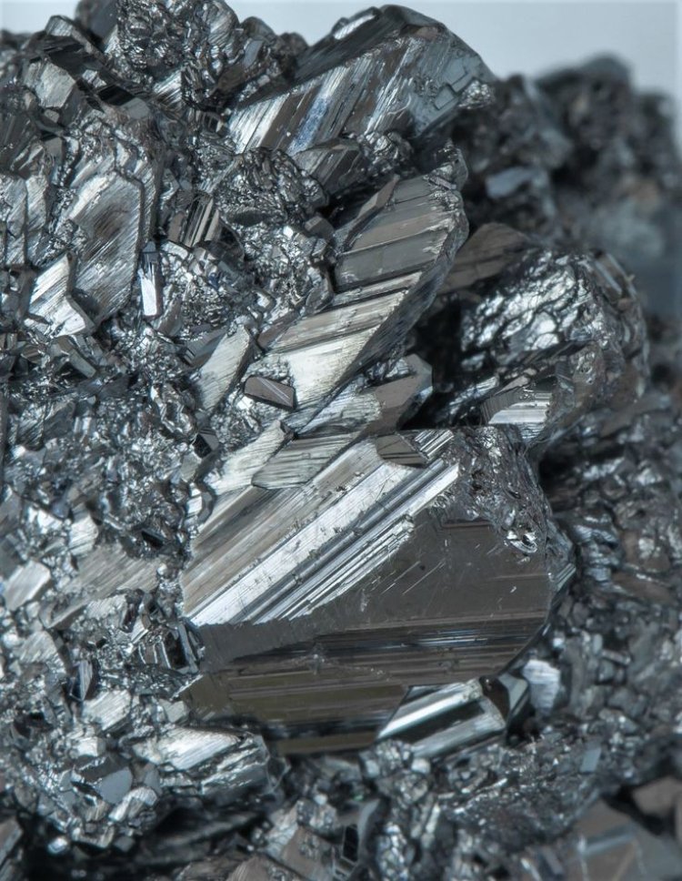 Revolusi Kendaraan Listrik: Prospek Cerah Trading Saham Komoditas Nikel dan Tembaga Indonesia