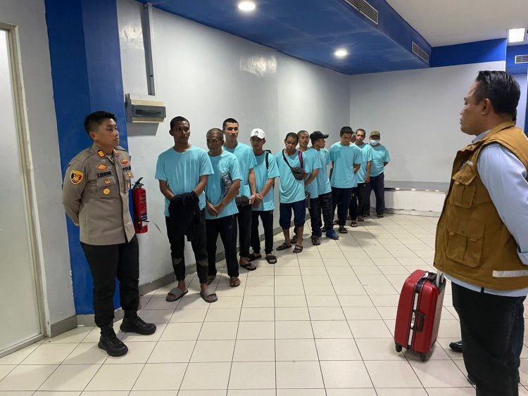 POLDA KEPRI KAWAL PEMULANGAN 133 WNI DEPORTASI DARI MALAYSIA SECARA AMAN DAN KONDUSIF