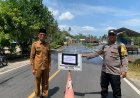 Cegah Risiko Kecelakaan, Plang Peringatan Dipasang di Jalan Terdampak Gelombang Pasang