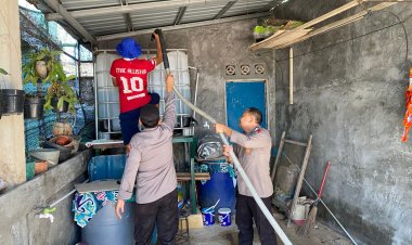 POLDA KEPRI TURUN TANGAN BANTU MASYARAKAT DALAM PENYEDIAAN AIR BERSIH HARI KE-10 DI TANJUNG SENGKUANG BERJALAN KONDUSIF