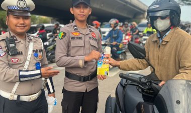 Satlantas Polresta Barelang Laksanakan Himbauan Tertib Berlalu Lintas dan Pembagian Brosur Ops Keselamatan Seligi 2026 di Simpang Laluan Madani