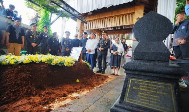 Hadiri Pemakaman, Kapolri: Pesan Eyang Meri Jadi Inspirasi dan Semangat Keluarga Besar Polri