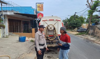 POLDA KEPRI TERJUN LANGSUNG KAWAL DISTRIBUSI AIR BERSIH UNTUK WARGA TANJUNG SENGKUANG HARI KE-12