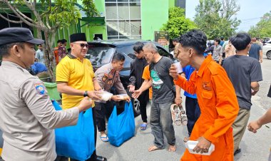Polsek Batam Kota Laksanakan Kegiatan Jum’at Berkah dengan Pembagian Nasi Bungkus kepada Jamaah Masjid