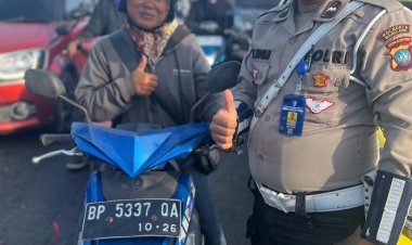 Satlantas Polresta Barelang Laksanakan Himbauan Tertib Berlalu Lintas dan Pembagian Helm Ops Keselamatan Seligi 2026