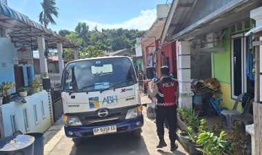 POLDA KEPRI TERJUN LANGSUNG KAWAL DISTRIBUSI AIR BERSIH UNTUK WARGA TANJUNG SENGKUANG HARI KE-12