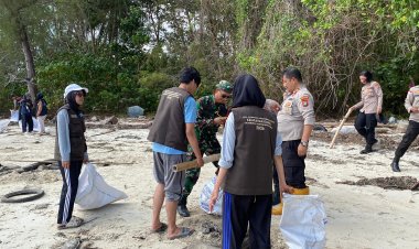 Polres Bintan Pimpin Gotong Royong Bersama TNI dan Masyarakat Bersihkan Pesisir Pantai