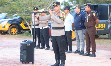 POLDA KEPRI HADIR AMANKAN PEMASANGAN PLANK SEKOLAH MERAH PUTIH DI PULAU REMPANG