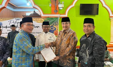 Ismeth Abdullah Hadiri Pelepasan 110 Mubalig Ramadan Sagulung, Serahkan Bantuan Sorban