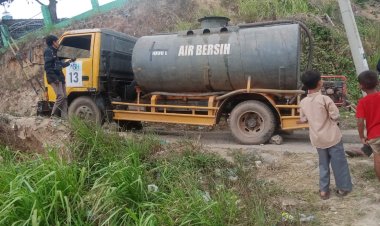 Polsek Batu Ampar Kawal Distribusi Air Bersih Hari Ke-25, Pastikan Bantuan Pemerintah Tersalurkan Aman dan Tepat Sasaran di Batu Ampar