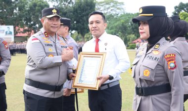 KAPOLDA KEPRI BERI PENGHARGAAN DAN APRESIASI KEPADA PERSONEL BERPRESTASI PADA UPACARA HARI KESADARAN NASIONAL