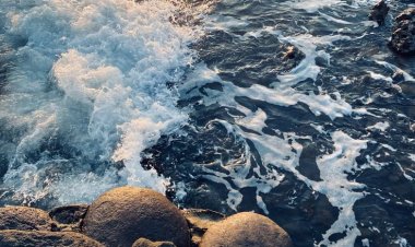 BMKG Keluarkan Peringatan Dini Gelombang Tinggi Hingga 4 Meter