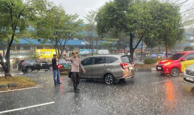 Kapolsek Lubuk Baja Turun Langsung, Polisi Bantu Warga Saat Banjir di Jalan Raya Winsor Batam