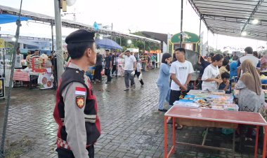 Beri Rasa Aman Warga Berburu Takjil, Personel Polsek Nongsa Terjun ke Lokasi Pasar Tumpah