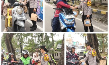 Polres Karimun Bagikan Takjil kepada Masyarakat di Bulan Suci Ramadhan