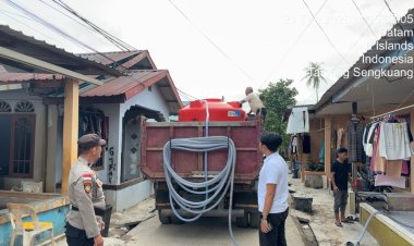 Polsek Batu Ampar Amankan Pendistribusian Air Bersih Hari Ke-30 di Tanjung Sengkuang