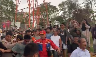 Pria Nekat Panjat Tower di Tembesi Batam, Aksi Dramatis Picu Kemacetan dan Jadi Tontonan Warga
