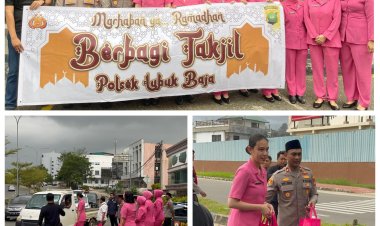 Polsek Lubuk Baja Bersama Bhayangkari Ranting Lubuk Baja Bagikan Takjil kepada Pengguna Jalan sebagai Wujud Kepedulian