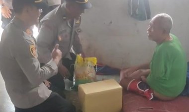 Polsek Meral Salurkan Bansos ke Warga Kurang Mampu di Kelurahan Sei Pasir