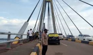 Satpol PP Batam Tertibkan PKL di Jembatan 1 Barelang Saat Ngabuburit