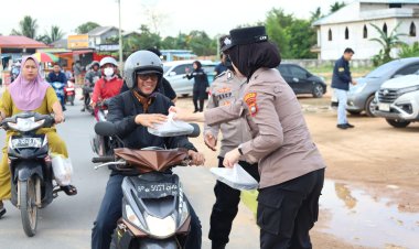 Polresta Barelang Bersama Wartawan Bagikan Nasi Kotak Kepada Masyarakat Di Batu Besar