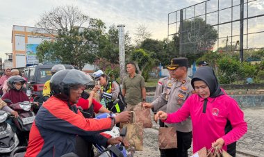 Polres Bintan dan Bhayangkari Tebar Kebaikan di Bulan Suci, Ratusan Paket Takjil Menyapa Warga