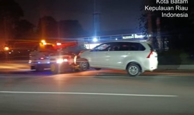 Personel Patroli Sat Samapta Polresta Barelang Gerak Cepat Tindak Lanjuti Laporan Call Center 110 Terkait Kecelakaan Tunggal di Jalan Sudirman