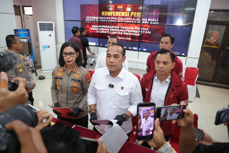 DITRESKRIMUM POLDA KEPRI SERTA SATRESKRIM POLRESTA BARELANG UNGKAP KASUS TINDAK PIDANA PENCURIAN DENGAN PEMBERATAN LINTAS PROVINSI