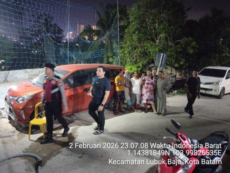 Polsek Lubuk Baja Kawal Pendistribusian Air Bersih bagi Warga Terdampak Gangguan Air di Tanjung Uma