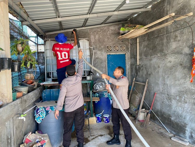 POLDA KEPRI TURUN TANGAN BANTU MASYARAKAT DALAM PENYEDIAAN AIR BERSIH HARI KE-10 DI TANJUNG SENGKUANG BERJALAN KONDUSIF