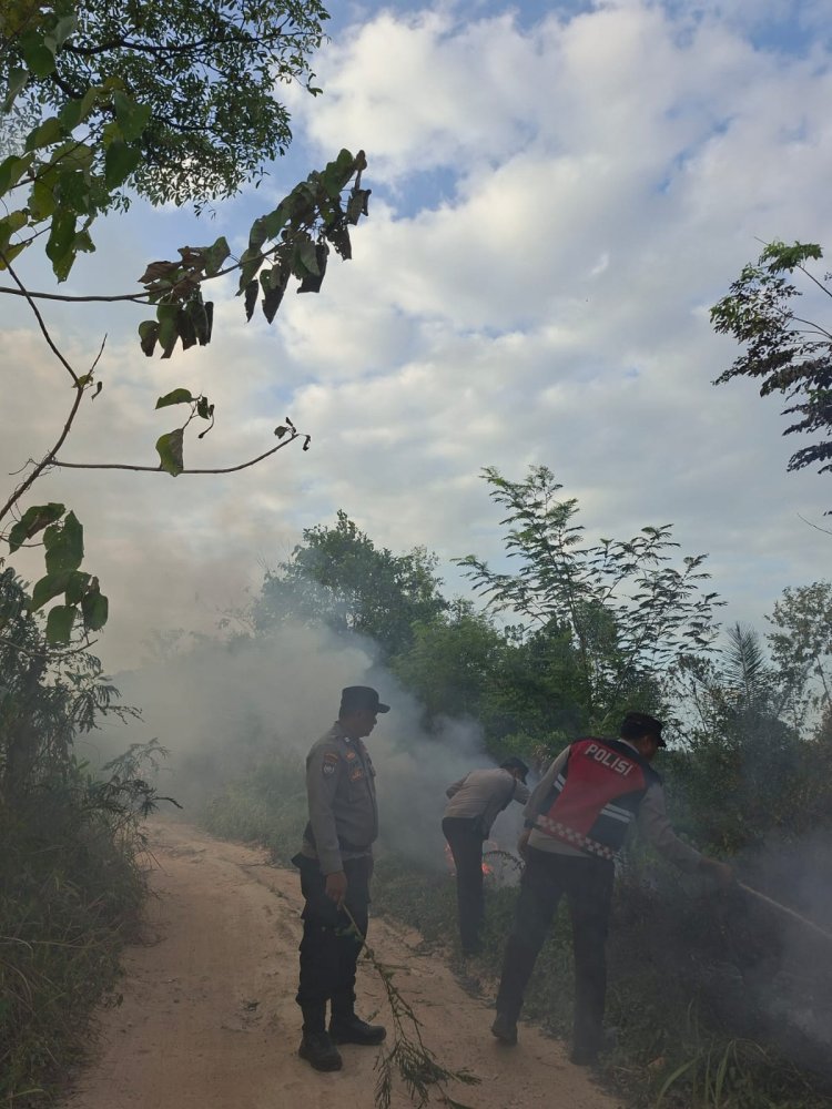 Kebakaran Lahan di Belakang Puskesmas Tiban Baru, Kapolsek Sekupang Langsung Turun ke Lokasi