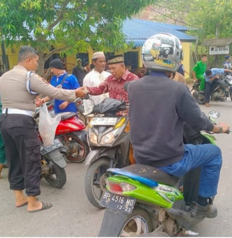 Polsek Sekupang Tebar Kepedulian di Jumat Berkah, 40 Paket Makanan Dibagikan di Masjid Al Mu’min