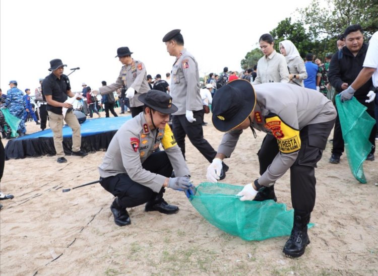 Kapolda Bali dan 5.000 Relawan Satukan Langkah Bersihkan Pantai Kedonganan