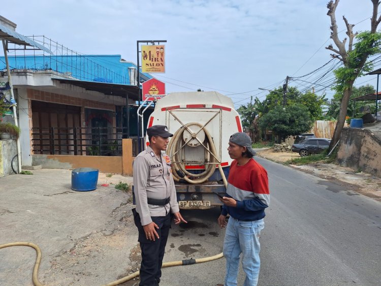 POLDA KEPRI TERJUN LANGSUNG KAWAL DISTRIBUSI AIR BERSIH UNTUK WARGA TANJUNG SENGKUANG HARI KE-12