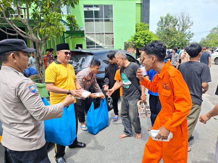 Polsek Batam Kota Laksanakan Kegiatan Jum’at Berkah dengan Pembagian Nasi Bungkus kepada Jamaah Masjid