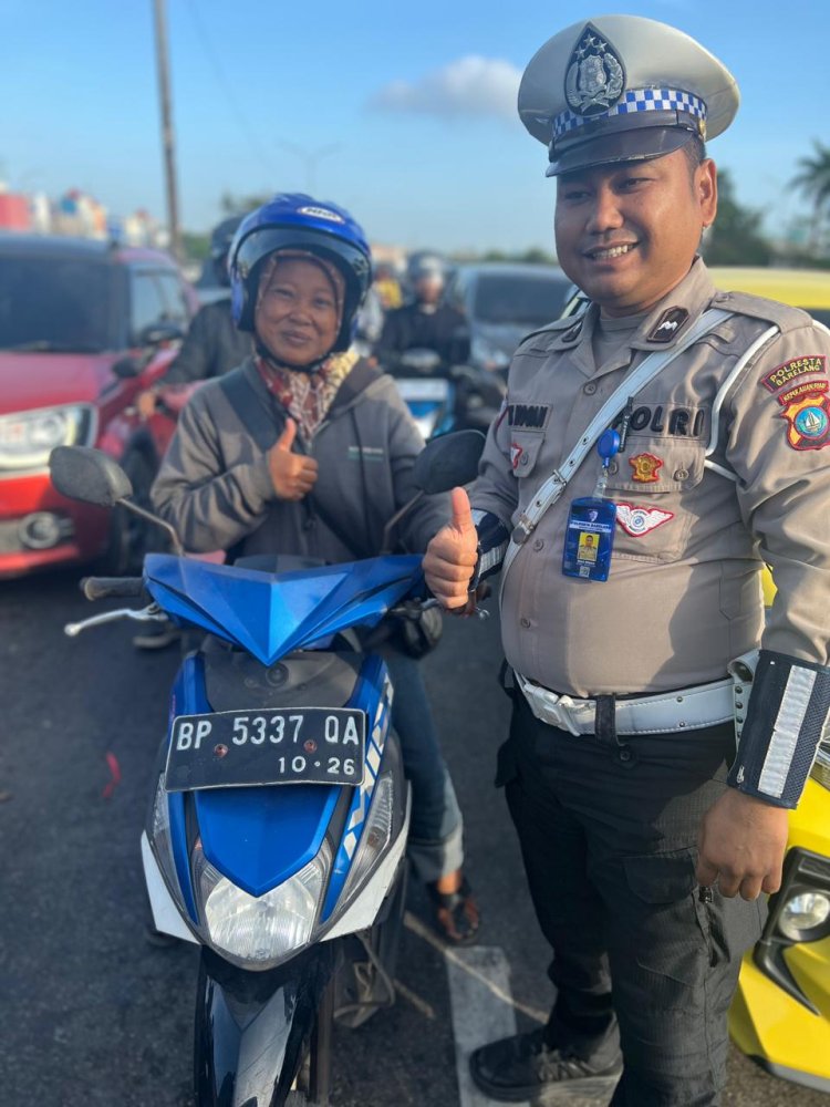 Satlantas Polresta Barelang Laksanakan Himbauan Tertib Berlalu Lintas dan Pembagian Helm Ops Keselamatan Seligi 2026