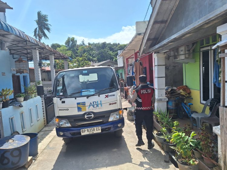 POLDA KEPRI TERJUN LANGSUNG KAWAL DISTRIBUSI AIR BERSIH UNTUK WARGA TANJUNG SENGKUANG HARI KE-12