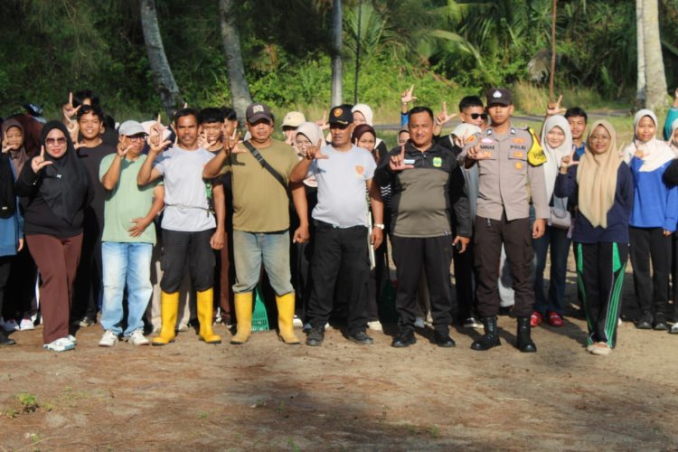 Bhabinkamtibmas Desa Tanjung Harapan Hadir dalam Gotong Royong Gerakan Indonesia Asri