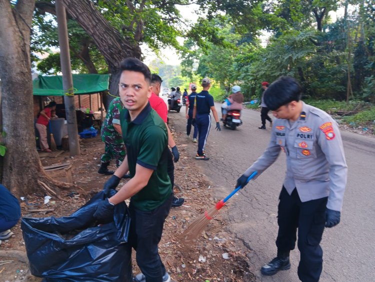 Polsek Batu Ampar dan Warga Gotong Royong Bersihkan TPS Kampung Seraya, Dukung Program Indonesia Asri
