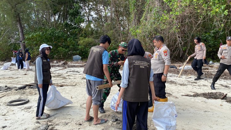 Polres Bintan Pimpin Gotong Royong Bersama TNI dan Masyarakat Bersihkan Pesisir Pantai