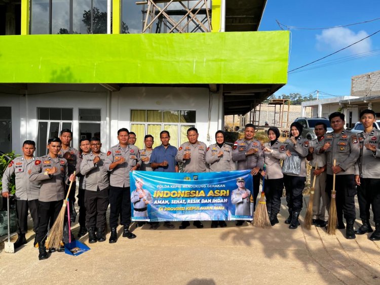 POLDA KEPRI GELAR BAKTI KEBERSIHAN DI RUMAH IBADAH DAN LINGKUNGAN PENDIDIKAN DUKUNG GERAKAN INDONESIA ASRI