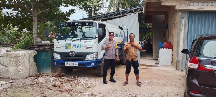 POLDA KEPRI TURUN TANGAN DUKUNG PEMENUHAN AIR BERSIH DAN IMBAU WARGA  BATAM JAGA KAMTIBMAS