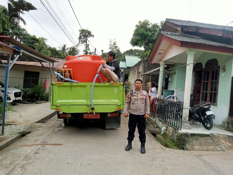 Polsek Batu Ampar Amankan Hari Ke-20 Pendistribusian Air Bersih Pemerintah di Tanjung Sengkuang