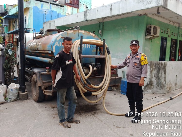 Hari Ke-21, Polsek Batu Ampar Pastikan Distribusi Air Bersih Tepat Sasaran di Tanjung Sengkuang