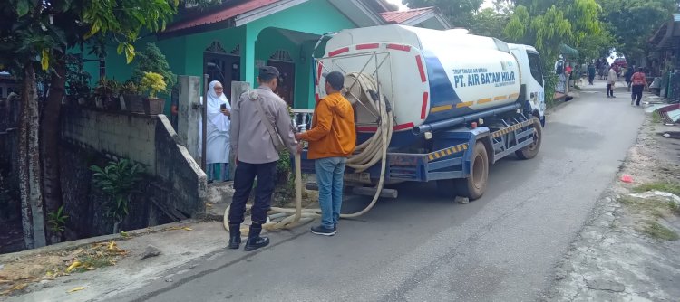 Wujud Pelayanan Polri, Polsek Batu Ampar Amankan Penyaluran Air Bersih Hari Ke-24