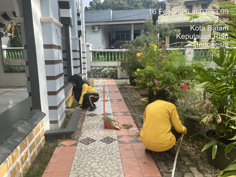 Polsek Lubuk Baja dan Satreskrim Polresta Barelang Gelar Gotong Royong Wujudkan Lingkungan Tempat Ibadah yang Asri