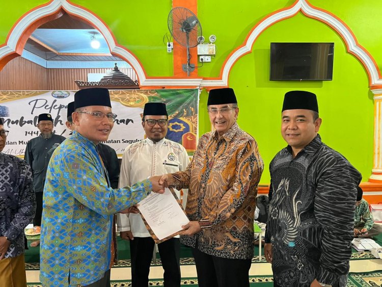 Ismeth Abdullah Hadiri Pelepasan 110 Mubalig Ramadan Sagulung, Serahkan Bantuan Sorban