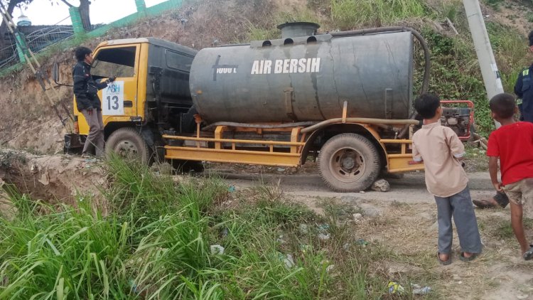 Polsek Batu Ampar Kawal Distribusi Air Bersih Hari Ke-25, Pastikan Bantuan Pemerintah Tersalurkan Aman dan Tepat Sasaran di Batu Ampar