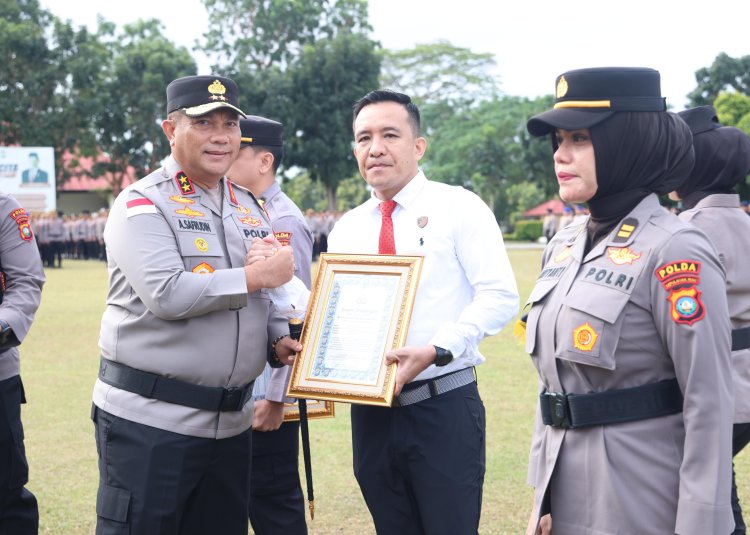 KAPOLDA KEPRI BERI PENGHARGAAN DAN APRESIASI KEPADA PERSONEL BERPRESTASI PADA UPACARA HARI KESADARAN NASIONAL