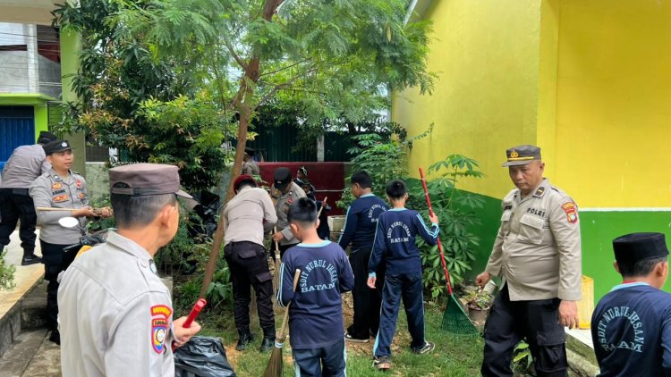 Polresta Barelang Gelar Bakti Kebersihan Untuk Ciptakan Lingkungan Sekolah Bersih, Nyaman, dan Sehat